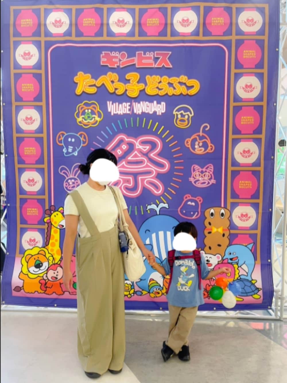 ホワイト系のTシャツ/カットソー、グリーン系のサロペット/オーバーオール、ブラック系のスニーカーを着用したレディースの夏コーディネートの2枚目の写真