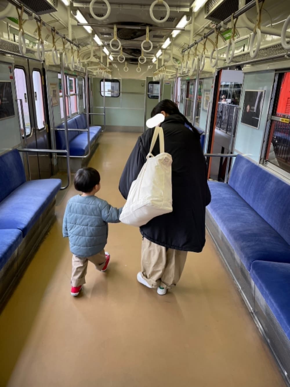 「大人カジュアル、着回しコーデ、大人女子、低身長、スウェット、ママコーデ、オトナカジュアル、オトナカワイイ、メンズライク、おそろいコーデ、スニーカー、チノパン、シンプル、カジュアル、親子コーデ」｜「LOGOSのアイテム（スウェット、ブラック系）」を使った、mさん（レディース・150cm）の冬コーディネートの2枚目の写真