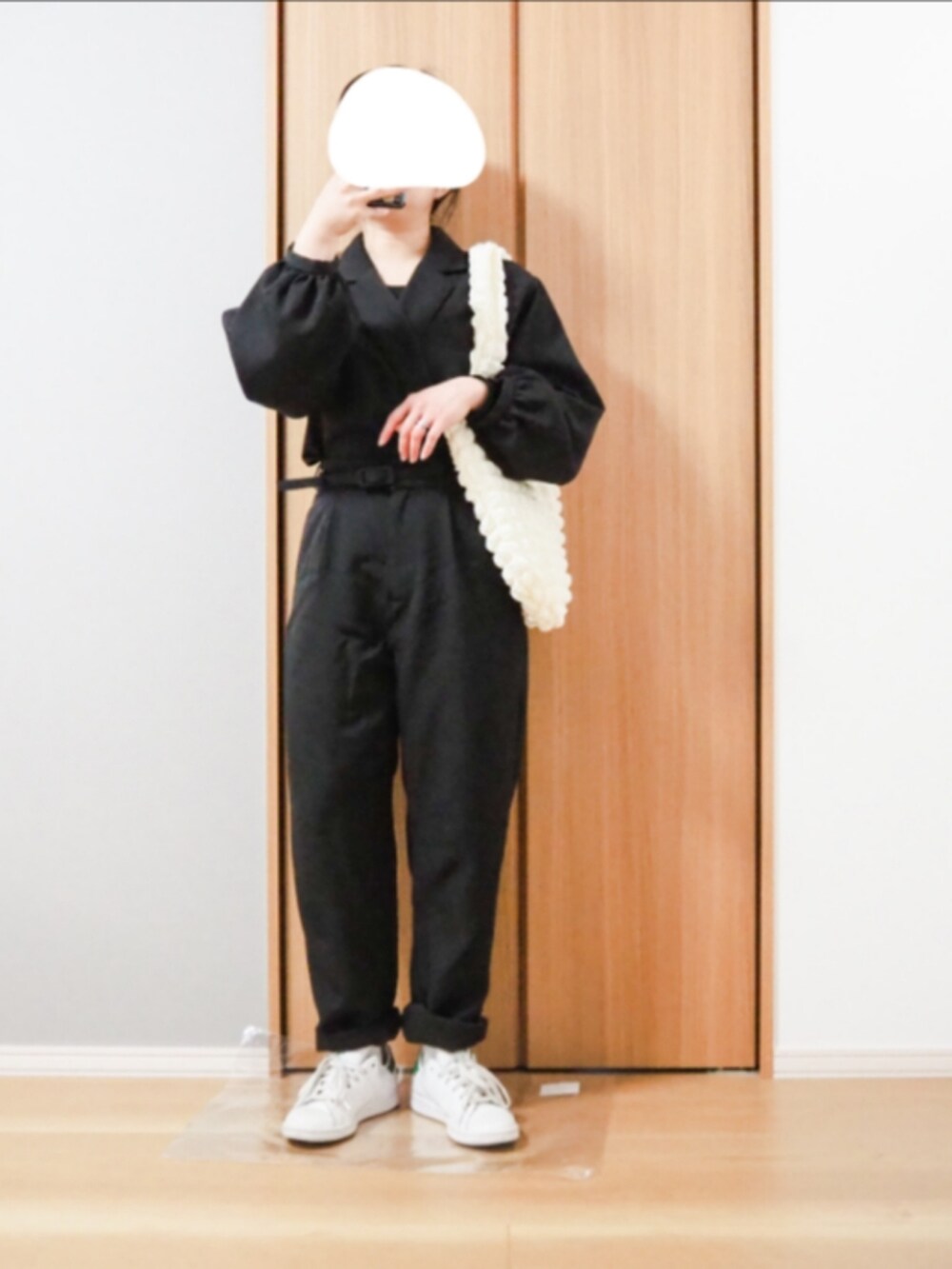 ブラック系のつなぎ/オールインワン、ホワイト系のトレンチコート、ホワイト系のトートバッグを着用したレディースの春コーディネートの2枚目の写真