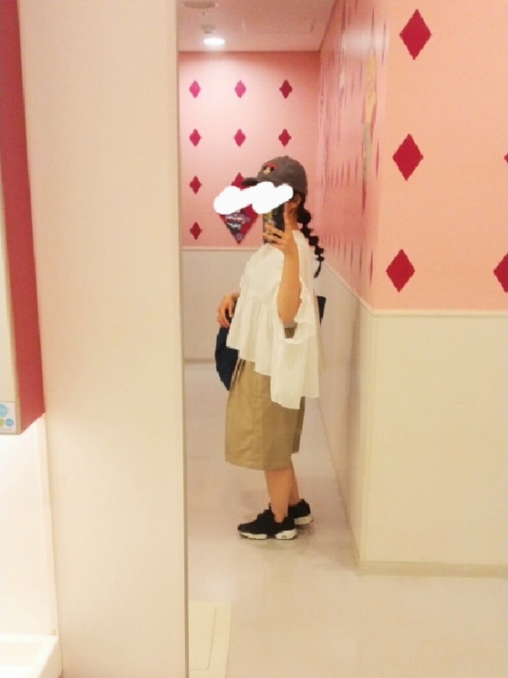 ホワイト系のシャツ/ブラウス、ベージュ系のその他パンツ、ブラック系のスニーカーを着用したレディースの夏コーディネートの2枚目の写真