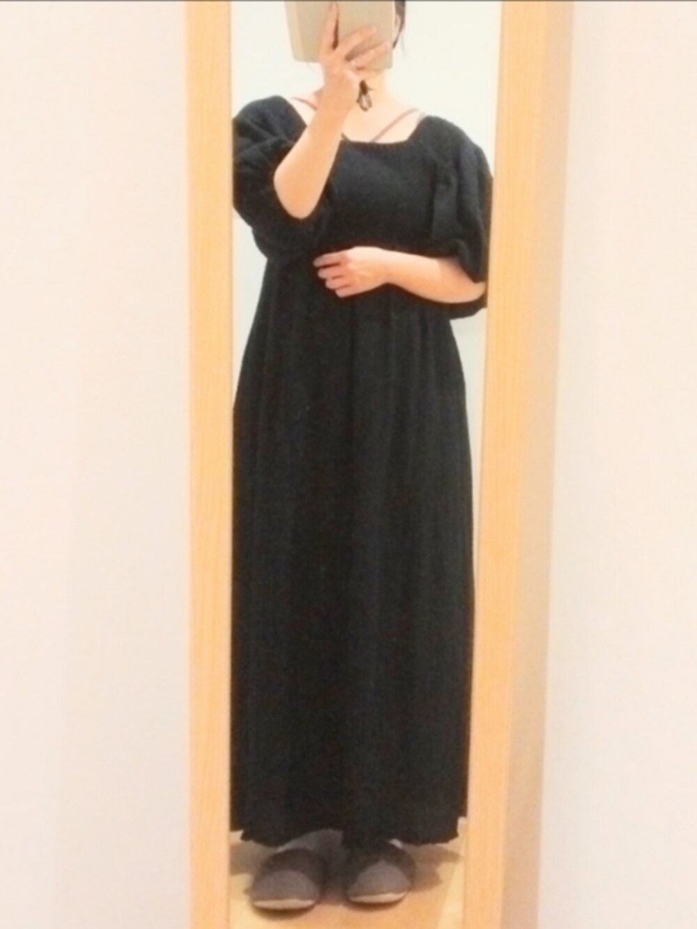 ブラック系のワンピース、ブラウン系のキャミソールを着用したレディースの夏コーディネートの3枚目の写真