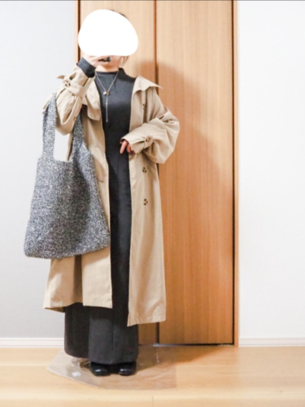 グレー系のTシャツ/カットソー、グレー系のスカート、シルバー系のトートバッグを着用したレディースの冬コーディネートの3枚目の写真