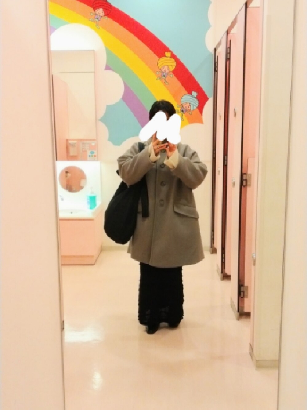 ベージュ系のその他アウター、ベージュ系のニット/セーター、ブラック系のスカートを着用したレディースの冬コーディネートの2枚目の写真