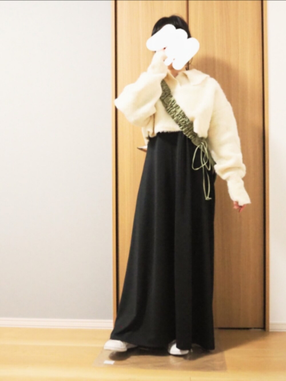 ホワイト系のワンピース/ドレス、グリーン系のショルダーバッグ、ホワイト系のスニーカーを着用したレディースの冬コーディネートの2枚目の写真