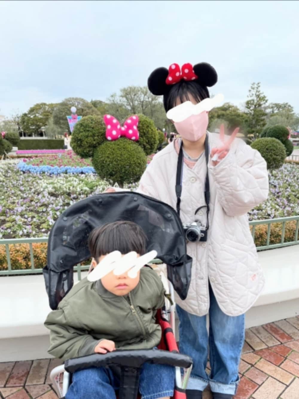 ピンク系のニット/セーター、グレー系のTシャツ/カットソー、ブルー系のデニムパンツを着用したレディースの春コーディネートの2枚目の写真