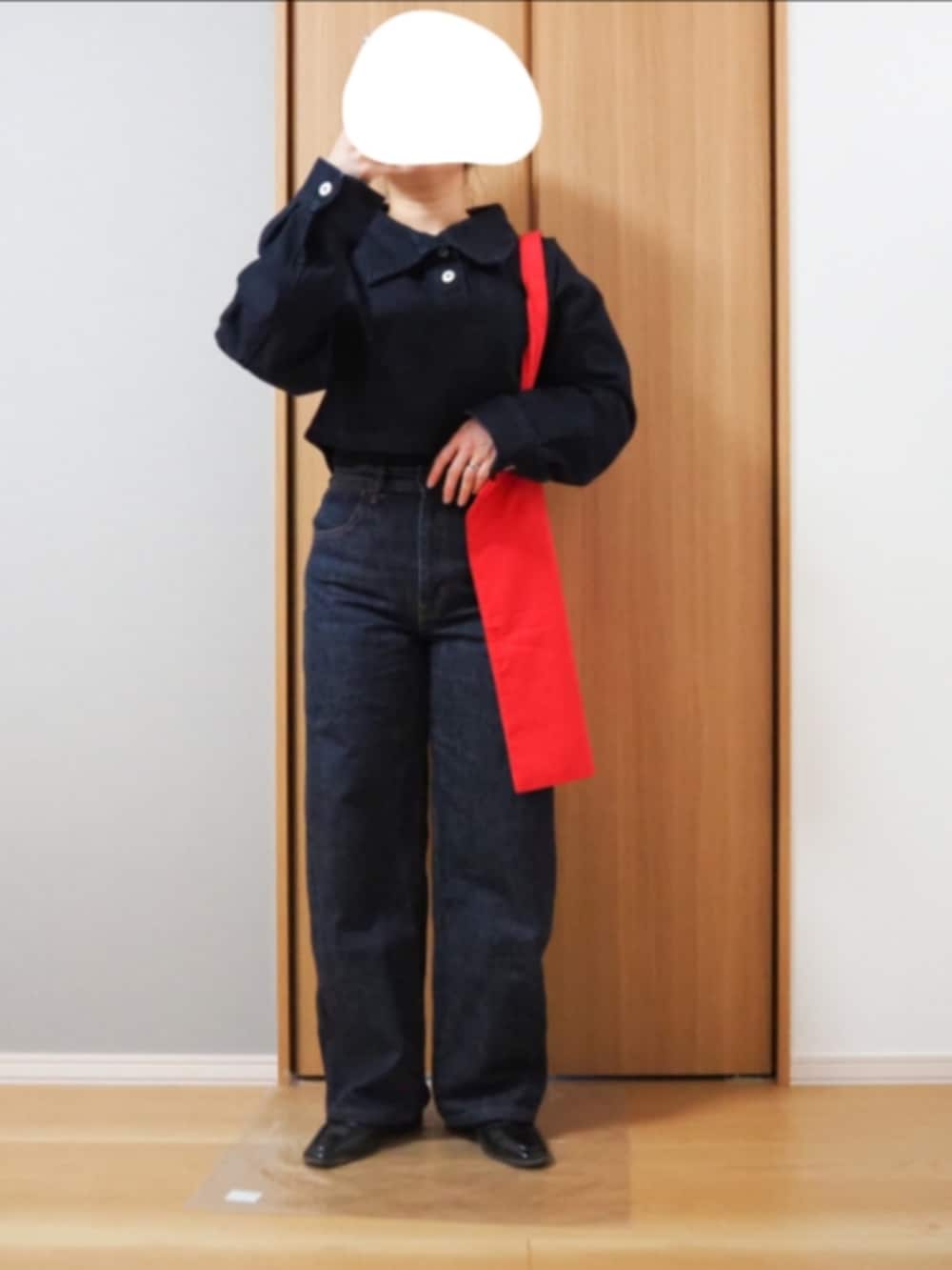 ベージュ系のカーディガン/ボレロ、ブルー系のその他トップス、ブルー系のデニムパンツを着用したレディースの冬コーディネートの2枚目の写真