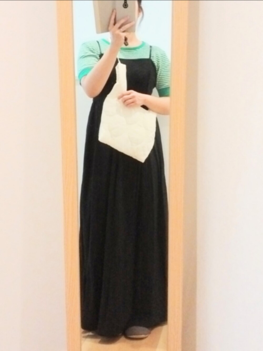 ホワイト系のショルダーバッグ、グリーン系のTシャツ/カットソー、ブラック系のワンピースを着用したレディースの夏コーディネートの2枚目の写真