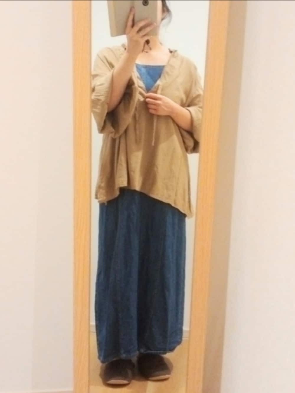 ブラウン系のシャツ/ブラウス、ブラック系のキャミソール、ブラック系のショルダーバッグを着用したレディースの夏コーディネートの2枚目の写真