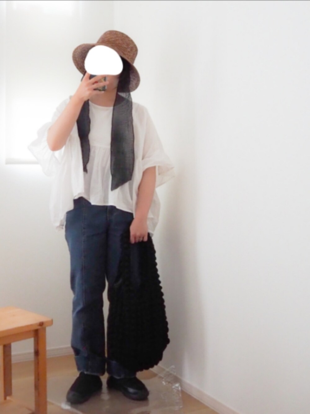 ホワイト系のシャツ/ブラウス、ブラック系のトートバッグ、ブルー系のデニムパンツを着用したレディースの春コーディネートの2枚目の写真