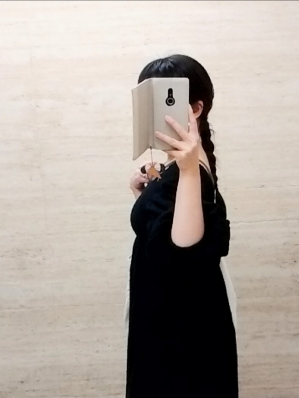 ブラック系のワンピース、ブラウン系のキャミソールを着用したレディースの夏コーディネートの2枚目の写真