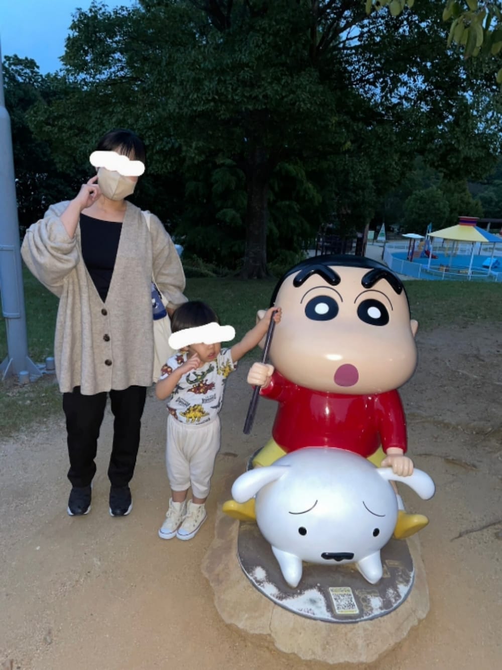 ベージュ系のカーディガン/ボレロ、ブラック系のその他パンツ、ブラック系のキャミソールを着用したレディースの秋コーディネートの2枚目の写真