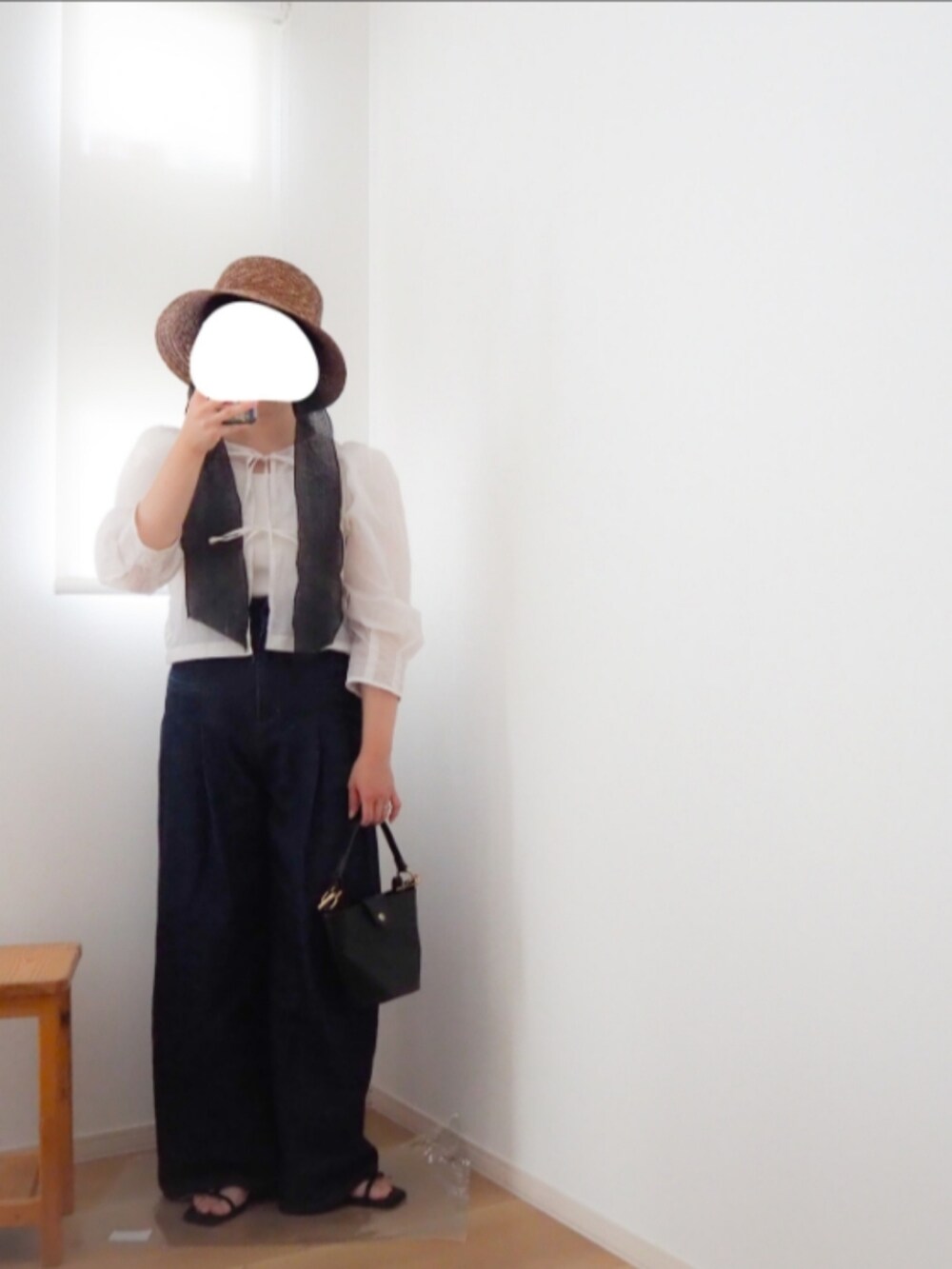 ホワイト系のシャツ/ブラウス、ブルー系のデニムパンツ、ブラック系のサンダルを着用したレディースの春コーディネートの2枚目の写真