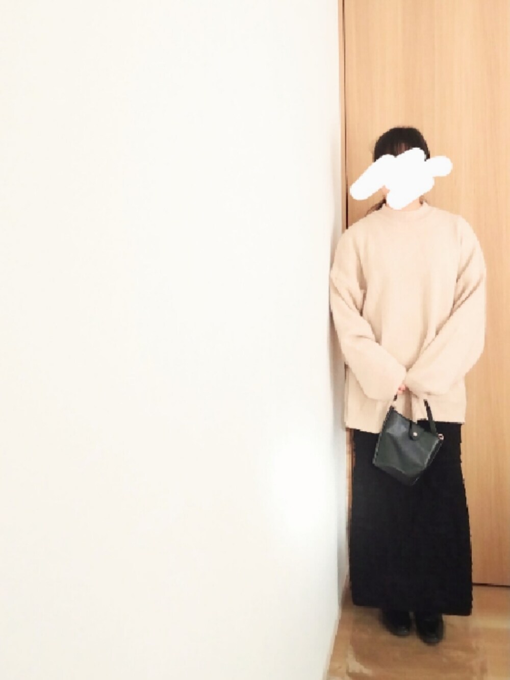 ベージュ系のその他アウター、ベージュ系のニット/セーター、ブラック系のスカートを着用したレディースの冬コーディネートの3枚目の写真