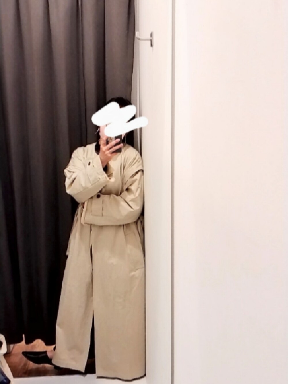 ブラック系のシャツ/ブラウス、ベージュ系のニット/セーター、ホワイト系のトレンチコートを着用したレディースの春コーディネートの2枚目の写真