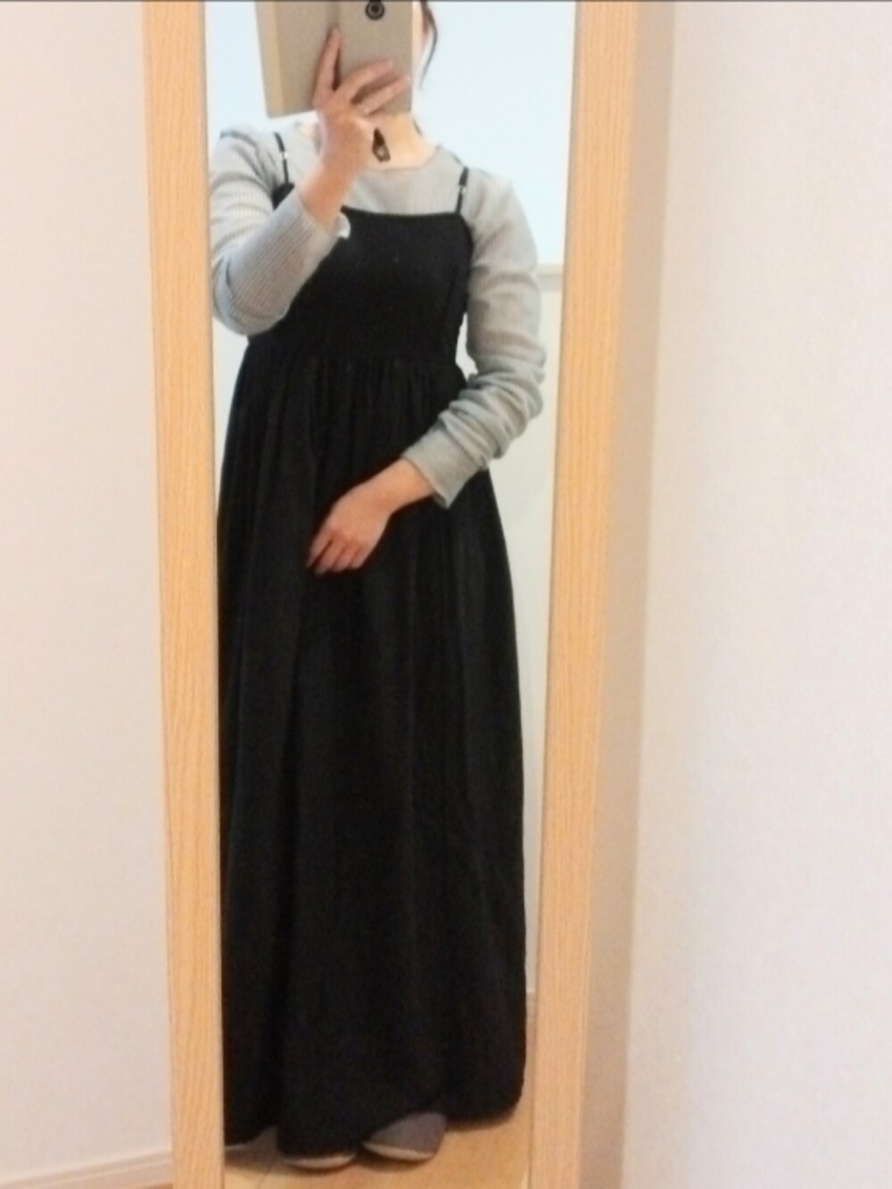 ブラック系のワンピース、ブルー系のTシャツ/カットソー、ブラック系のショルダーバッグを着用したレディースの夏コーディネートの3枚目の写真