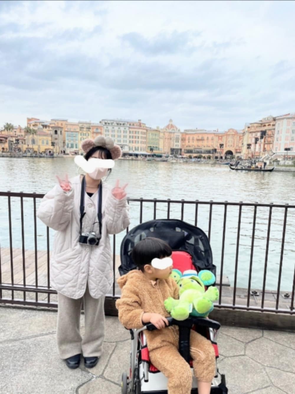 ホワイト系のノーカラージャケット、ベージュ系のカーディガン/ボレロ、ブラック系のキャミソールを着用したレディースの春コーディネートの2枚目の写真