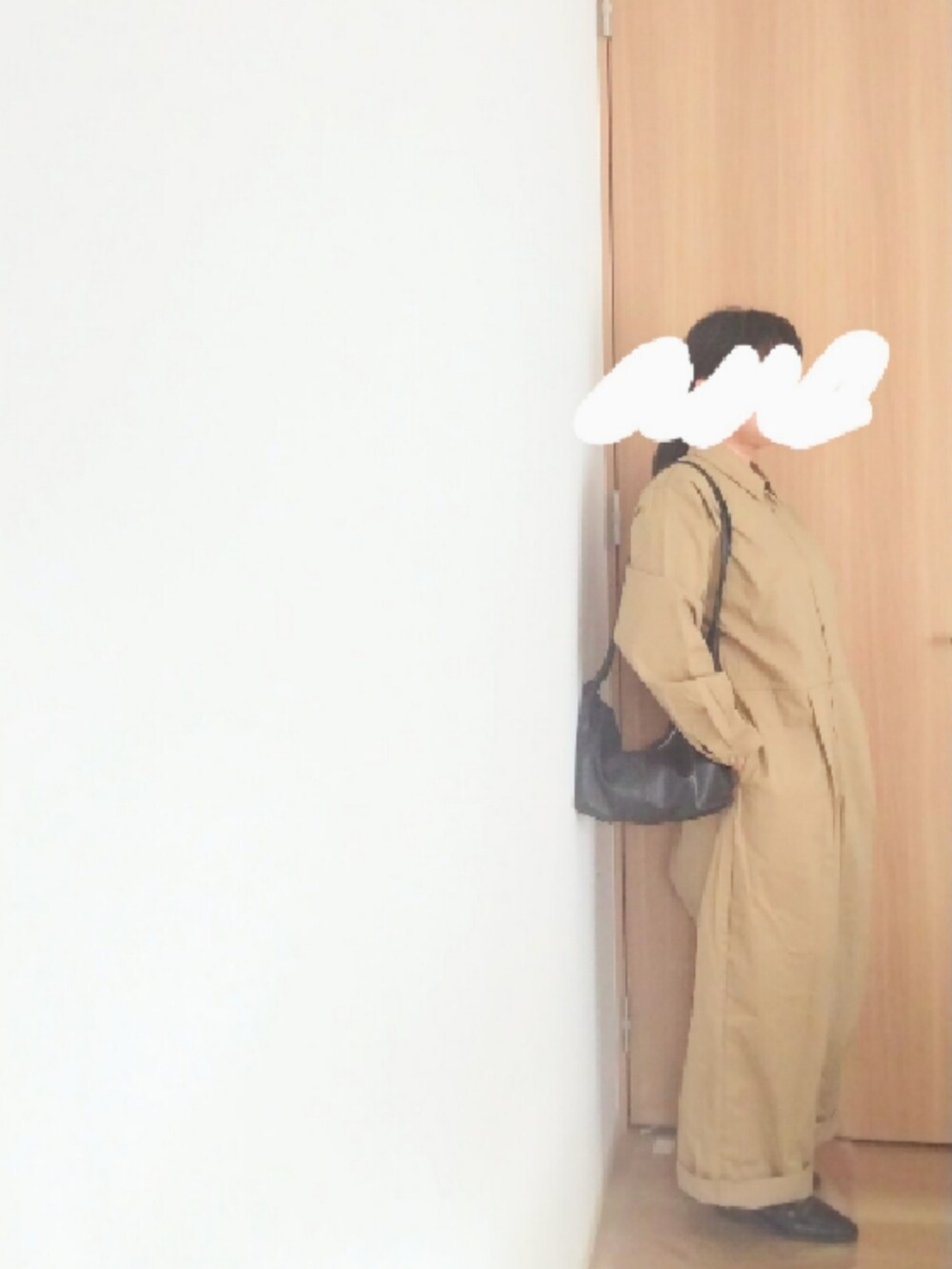 ベージュ系のサロペット/オーバーオール、ブラック系のローファーを着用したレディースの秋コーディネートの2枚目の写真