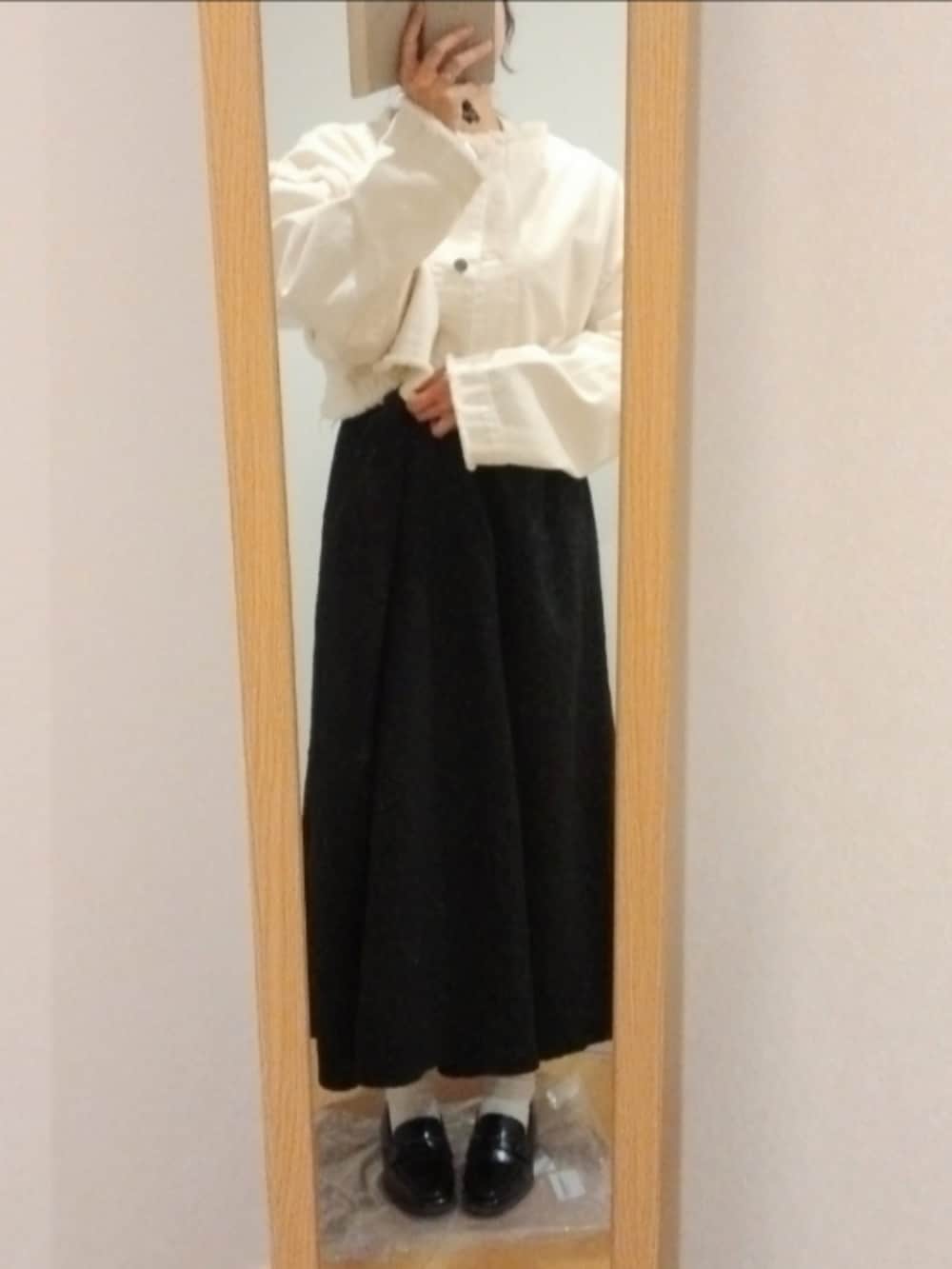 ホワイト系のデニムジャケット、ホワイト系のTシャツ/カットソー、ブラック系のショルダーバッグを着用したレディースの春コーディネートの2枚目の写真