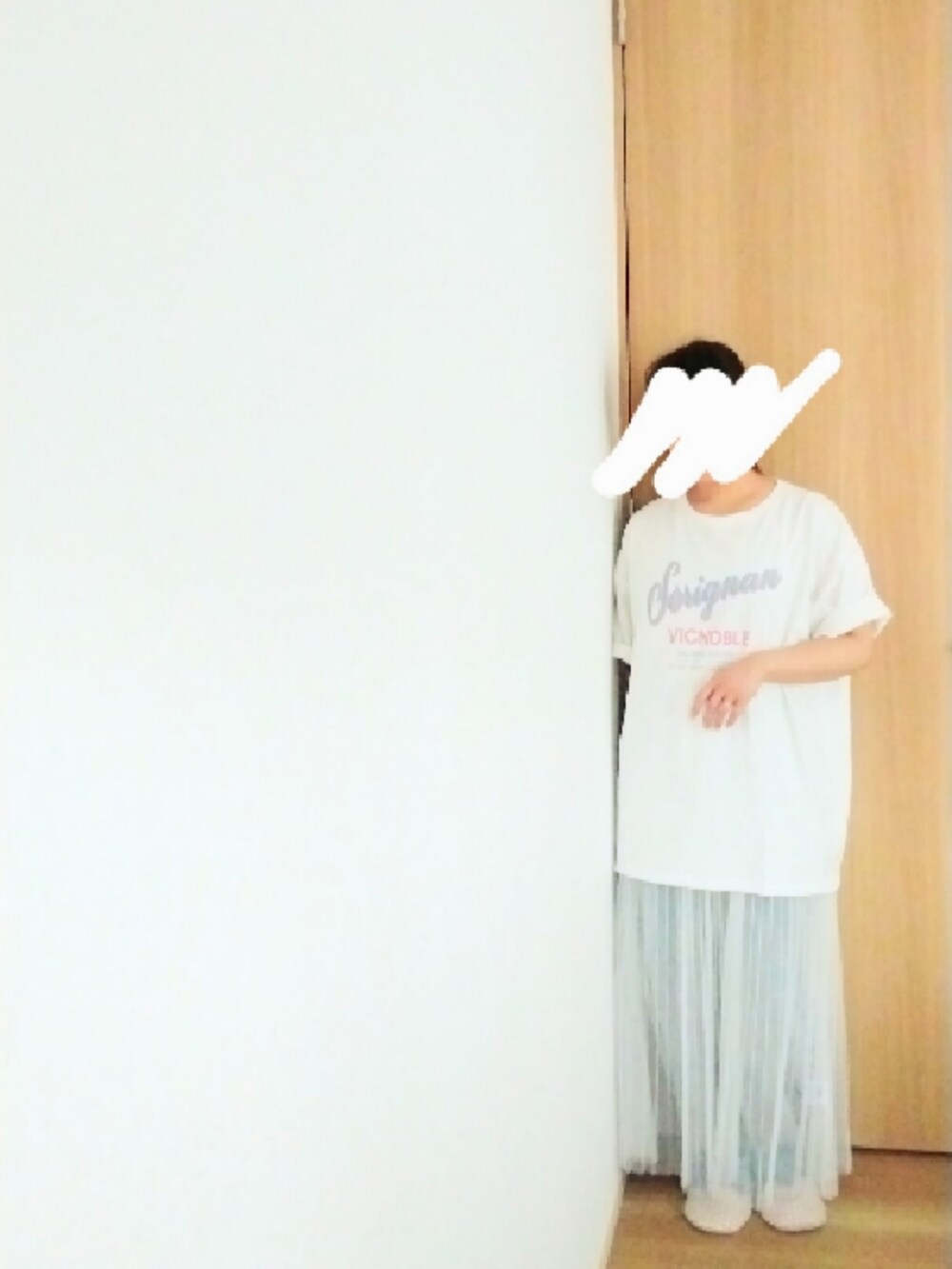 ホワイト系のTシャツ/カットソー、ホワイト系のワンピース、ブルー系のデニムパンツを着用したレディースの秋コーディネートの2枚目の写真