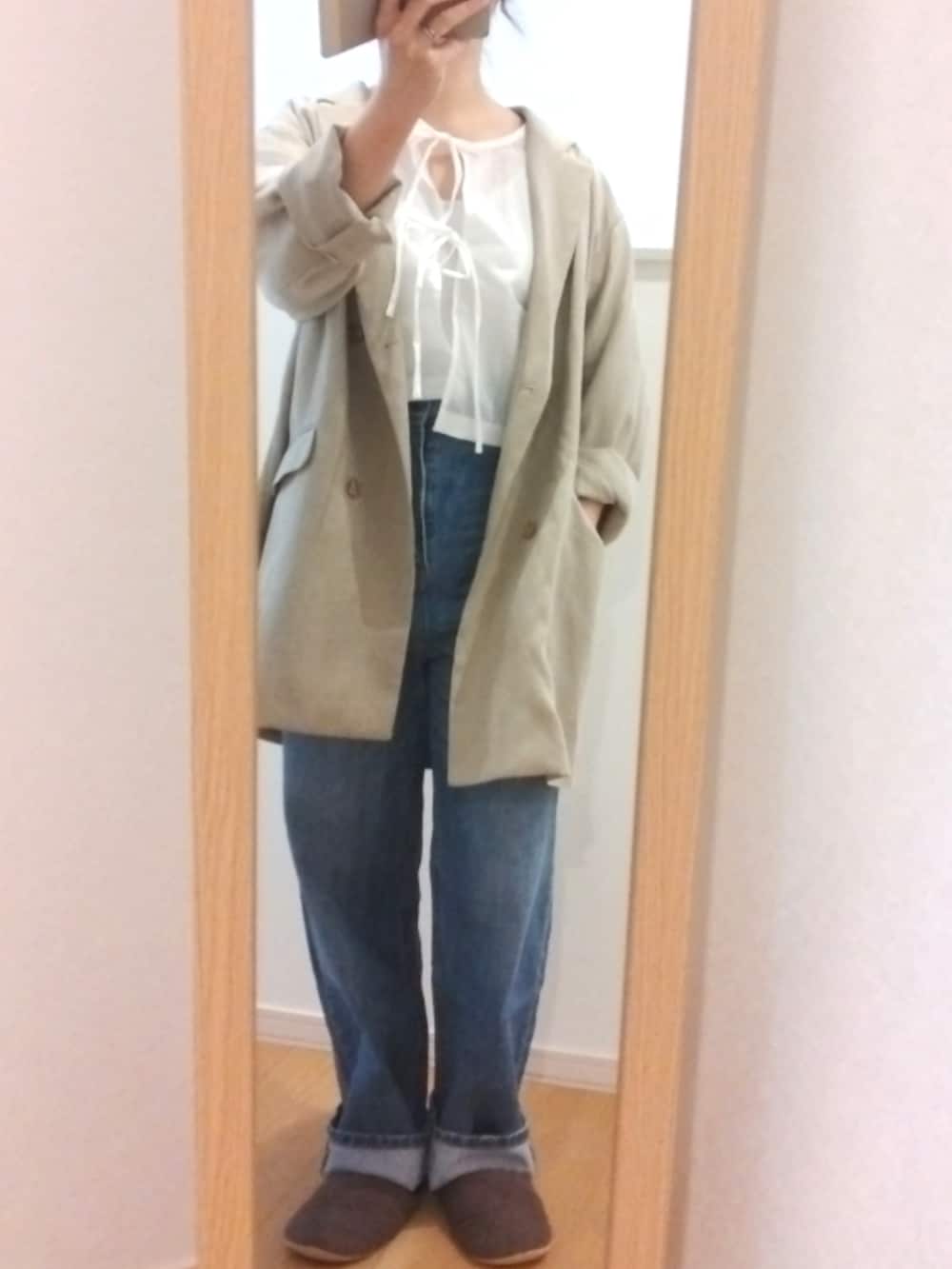 ホワイト系のシャツ/ブラウス、グレー系のテーラードジャケット、ブルー系のデニムパンツを着用したレディースの春コーディネートの2枚目の写真