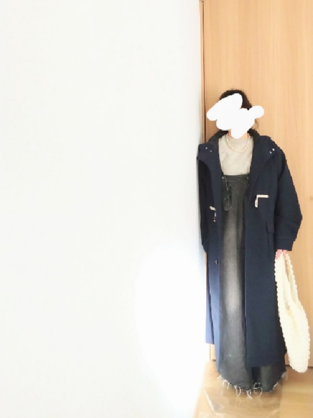 ホワイト系のトートバッグ、ブラック系のサロペット/オーバーオール、ブルー系のダッフルコートを着用したレディースの冬コーディネートの2枚目の写真