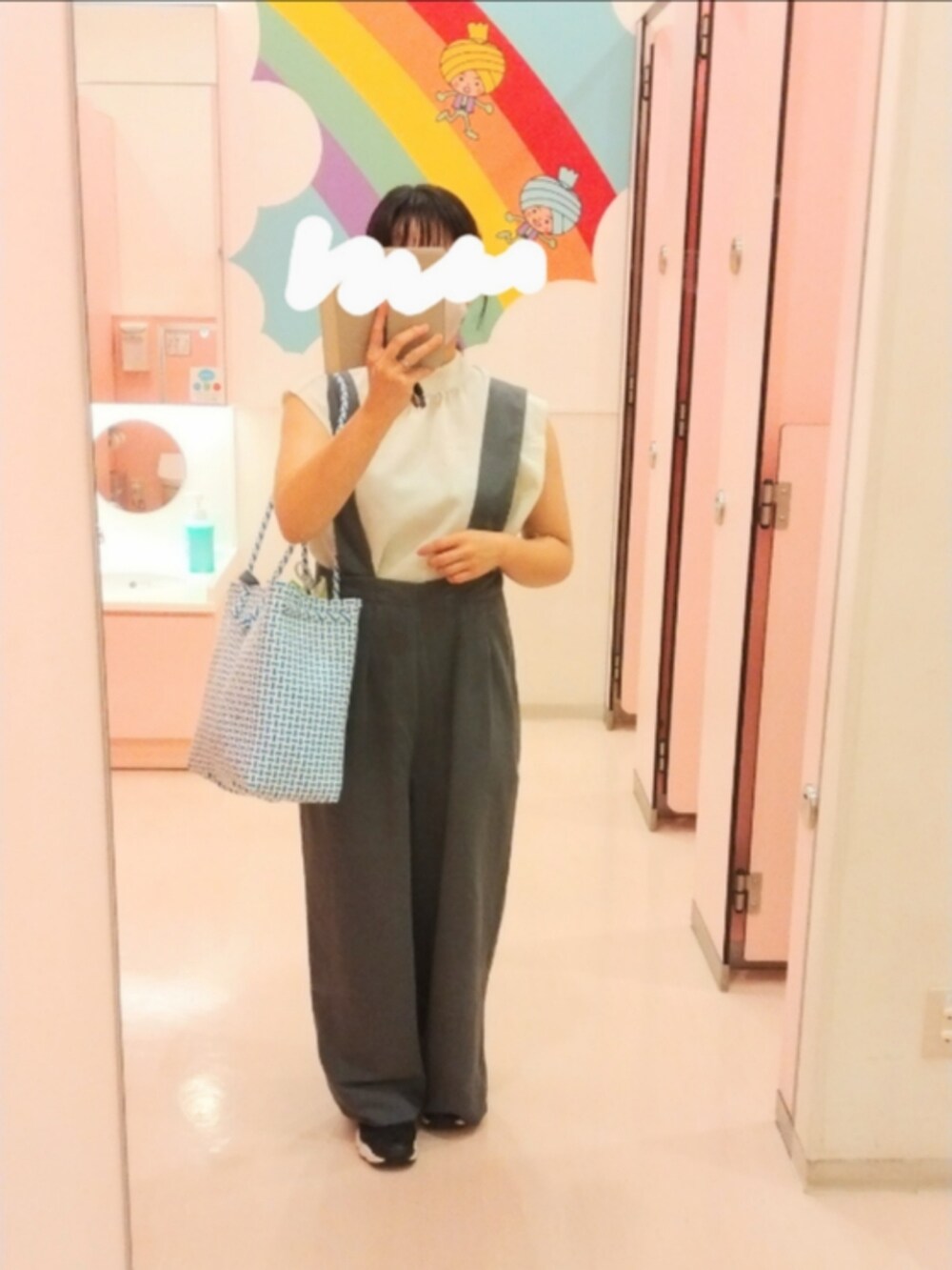 ブルー系のかごバッグ、ホワイト系のシャツ/ブラウス、グレー系のサロペット/オーバーオールを着用したレディースの夏コーディネートの2枚目の写真