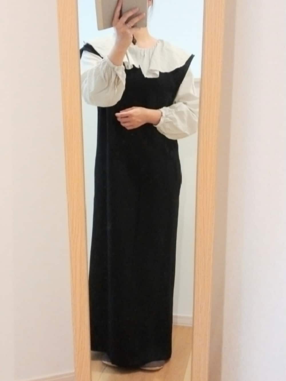 グレー系のシャツ/ブラウス、ブラック系のワンピース、ブラック系のショルダーバッグを着用したレディースの春コーディネートの2枚目の写真