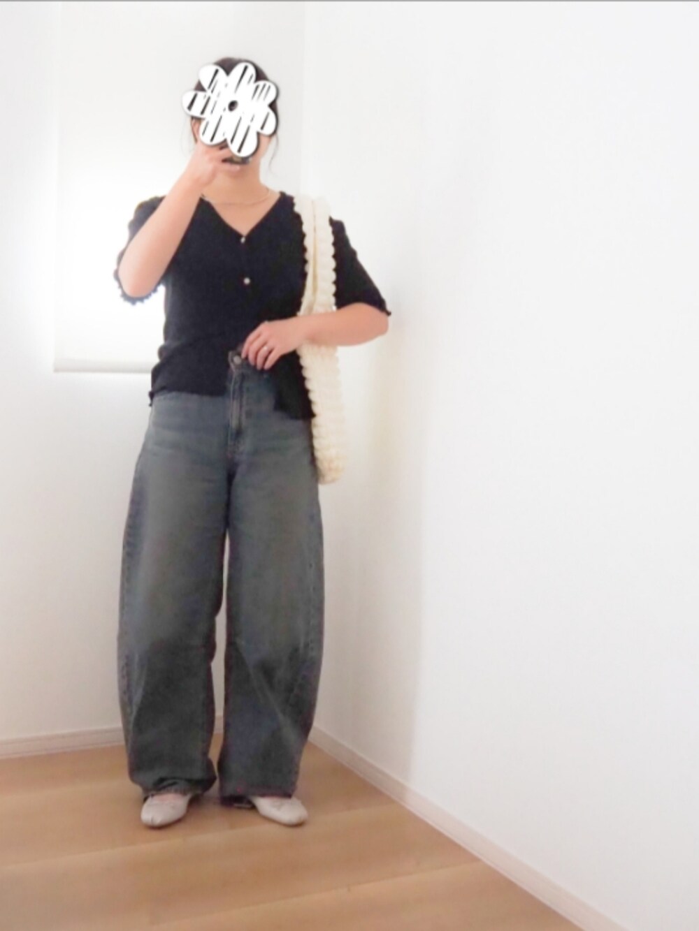 ブラック系のカーディガン/ボレロ、ブルー系のデニムパンツ、ホワイト系のトートバッグを着用したレディースの夏コーディネートの2枚目の写真