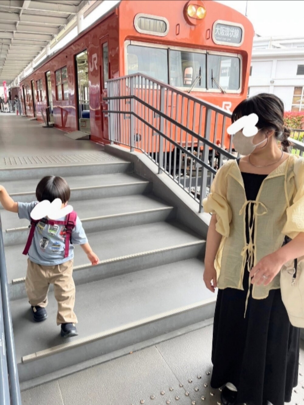 ベージュ系のシャツ/ブラウス、ホワイト系のワンピース/ドレス、ブラック系のパンプスを着用したレディースの春コーディネートの2枚目の写真