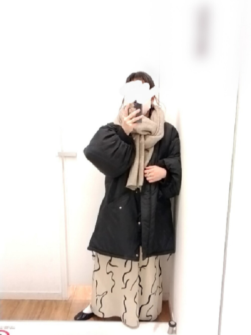 ブラック系のダウンジャケット/コート、ブラック系のTシャツ/カットソー、ホワイト系のワンピースを着用したレディースの冬コーディネートの2枚目の写真