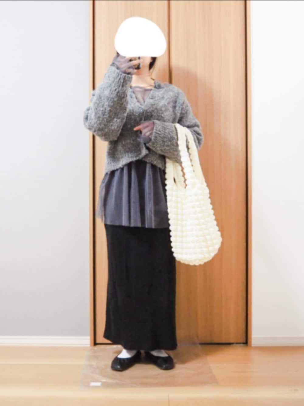 グレー系のTシャツ/カットソー、ホワイト系のトートバッグ、グレー系のカーディガン/ボレロを着用したレディースの春コーディネートの2枚目の写真