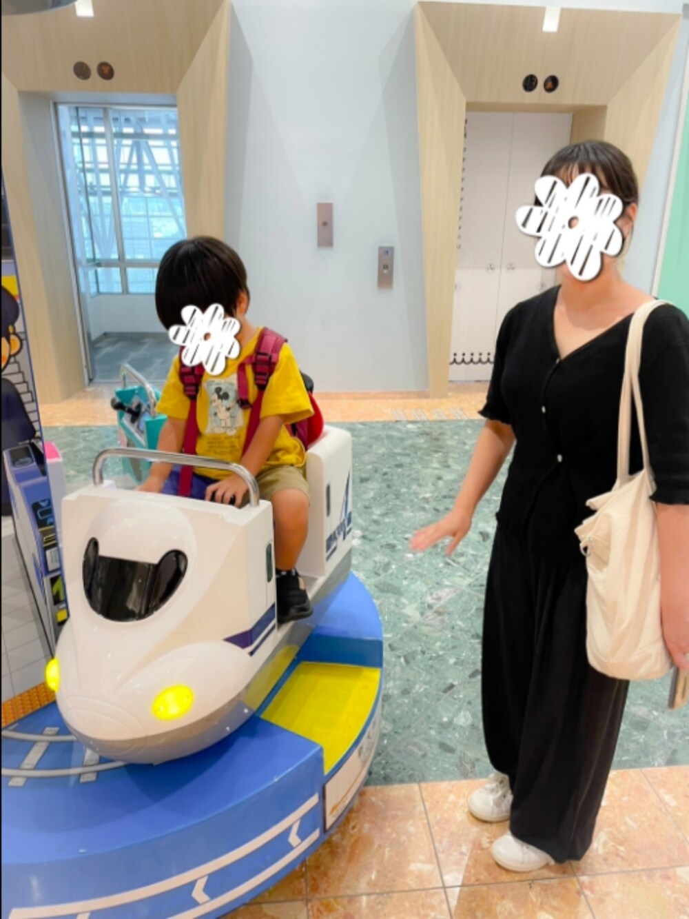 ブラック系のカーディガン/ボレロ、ブラック系のその他パンツ、ホワイト系のスニーカーを着用したレディースの秋コーディネートの2枚目の写真