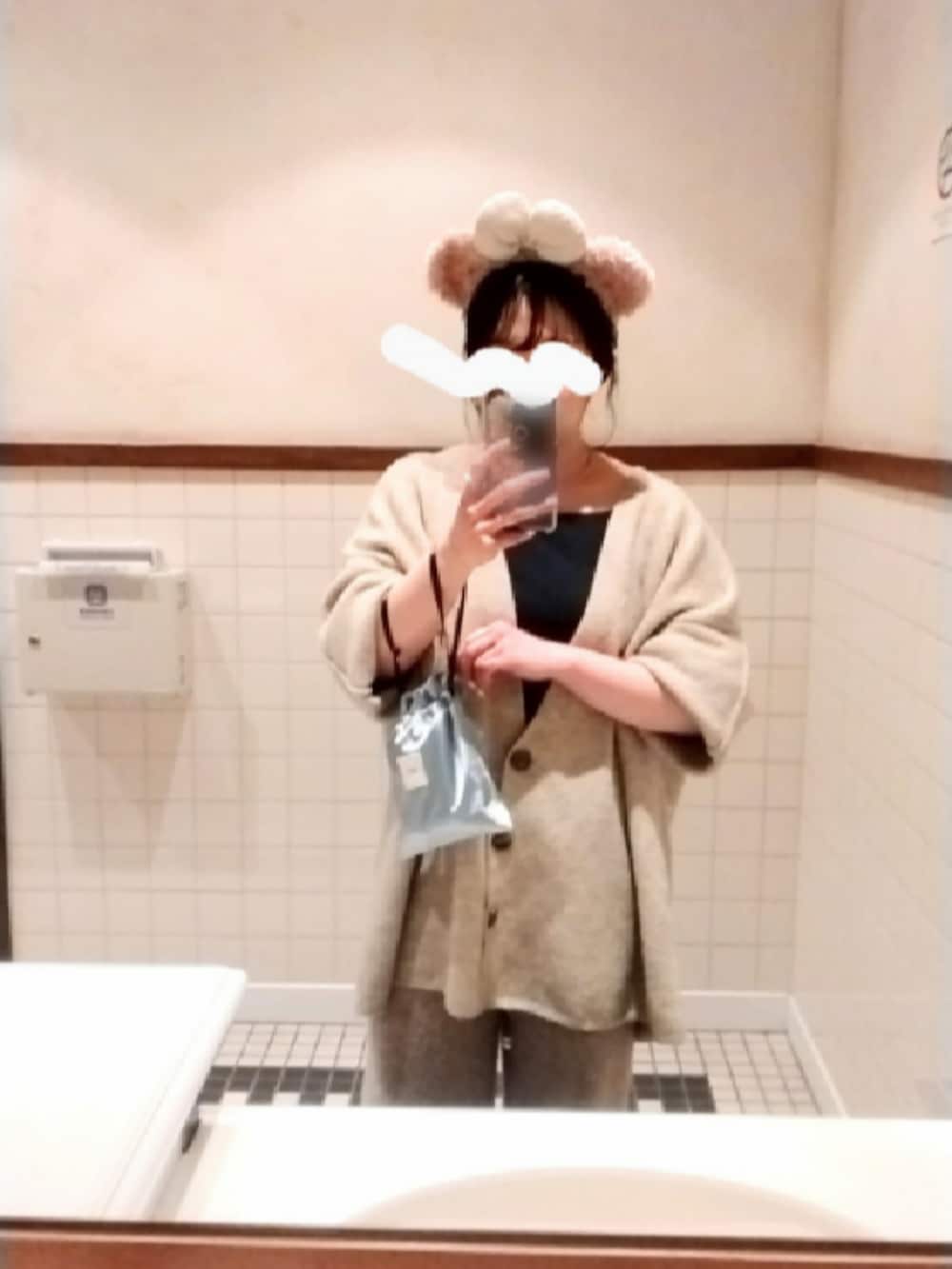 ホワイト系のノーカラージャケット、ベージュ系のカーディガン/ボレロ、ブラック系のキャミソールを着用したレディースの春コーディネートの3枚目の写真