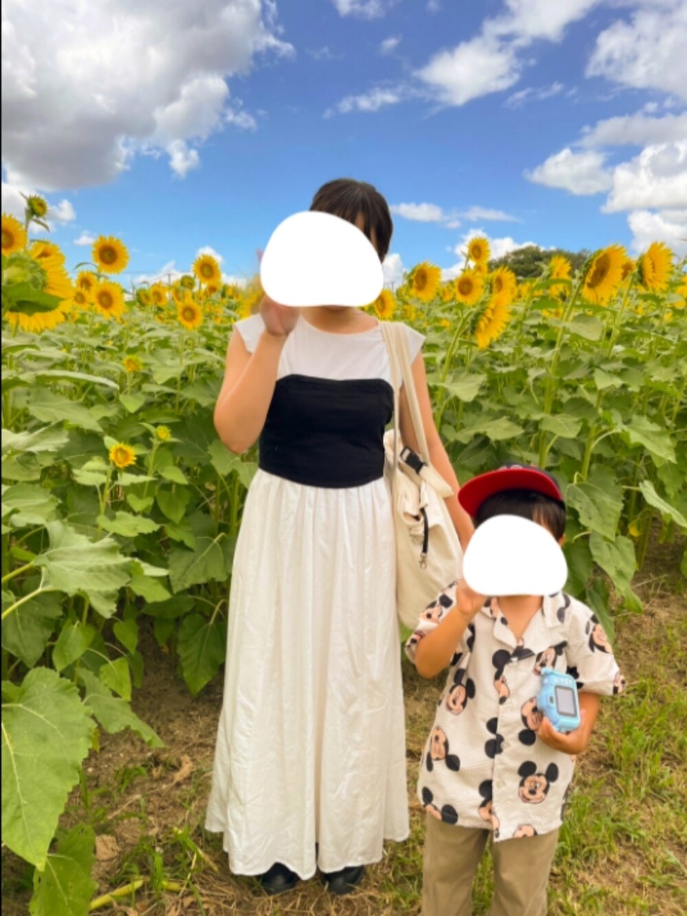 ホワイト系のワンピース/ドレス、ブラック系のその他トップス、ブラック系のスニーカーを着用したレディースの夏コーディネートの2枚目の写真