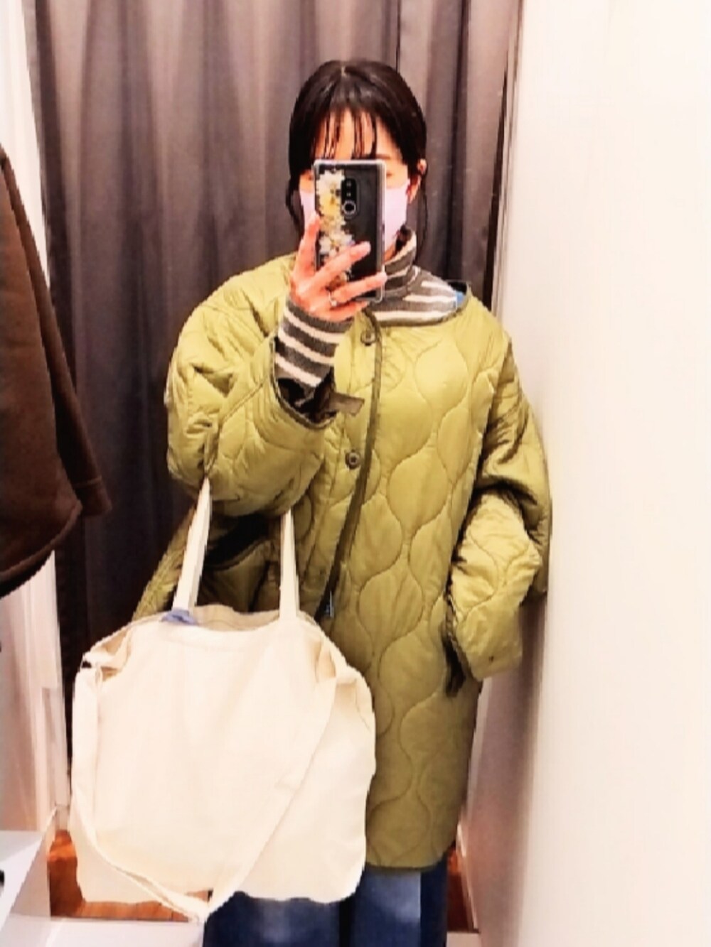 グレー系のニット/セーター、ブルー系のサロペット/オーバーオール、グリーン系のモッズコートを着用したレディースの秋コーディネートの3枚目の写真