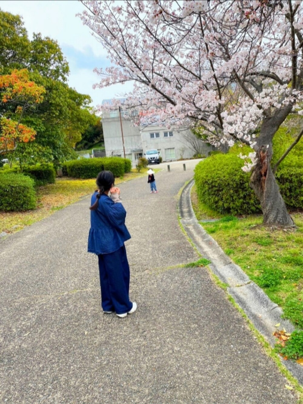 ブルー系のシャツ/ブラウス、ホワイト系のTシャツ/カットソー、ブルー系のデニムパンツを着用したレディースの春コーディネートの3枚目の写真