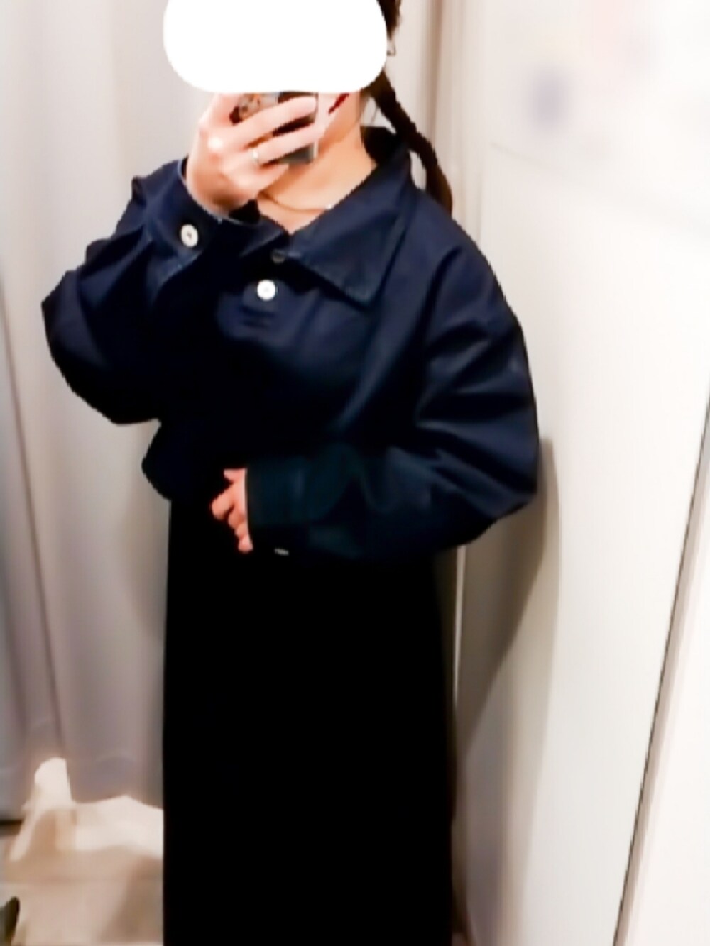 ブルー系のその他トップス、グリーン系のモッズコート、ホワイト系のワンピース/ドレスを着用したレディースの春コーディネートの2枚目の写真