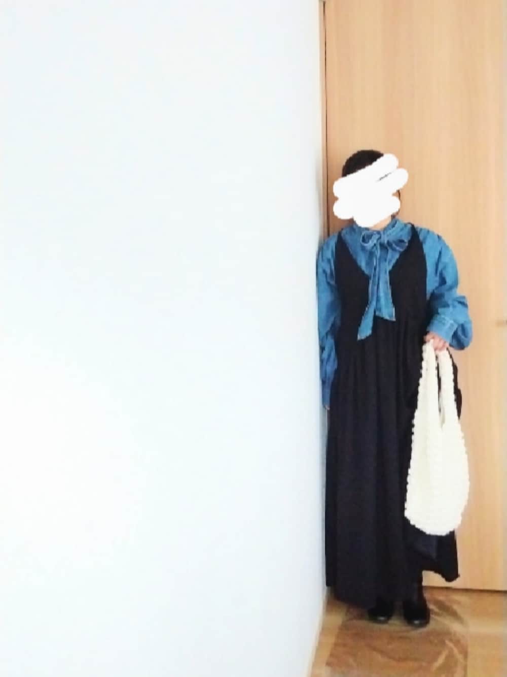 ホワイト系のノーカラーコート、ブルー系のシャツ/ブラウス、ブラック系のワンピースを着用したレディースの冬コーディネートの2枚目の写真