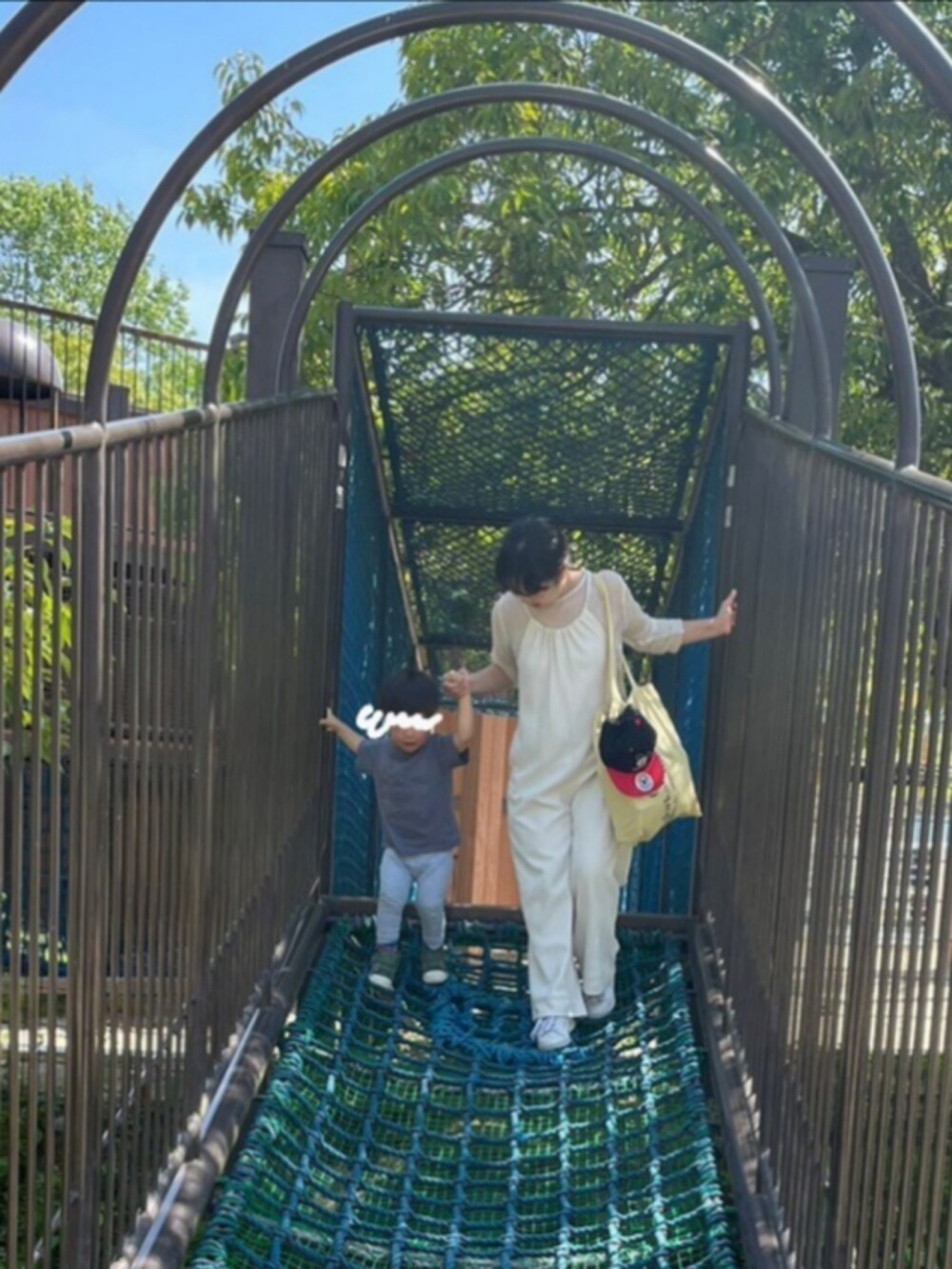 ホワイト系のサロペット/オーバーオール、ホワイト系のTシャツ/カットソー、ホワイト系のスニーカーを着用したレディースの夏コーディネートの2枚目の写真