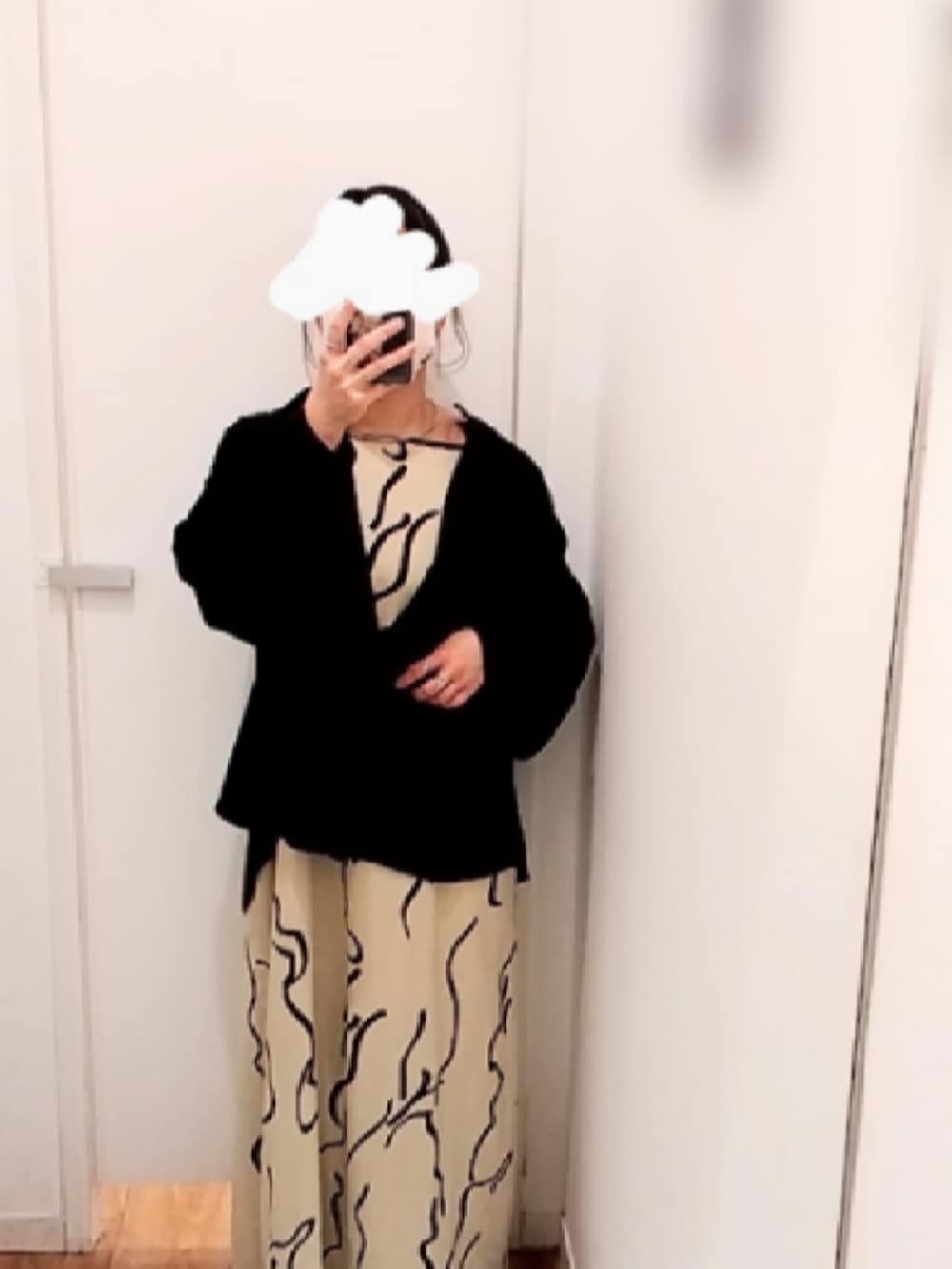 ブラック系のダウンジャケット/コート、ブラック系のTシャツ/カットソー、ホワイト系のワンピースを着用したレディースの冬コーディネートの3枚目の写真