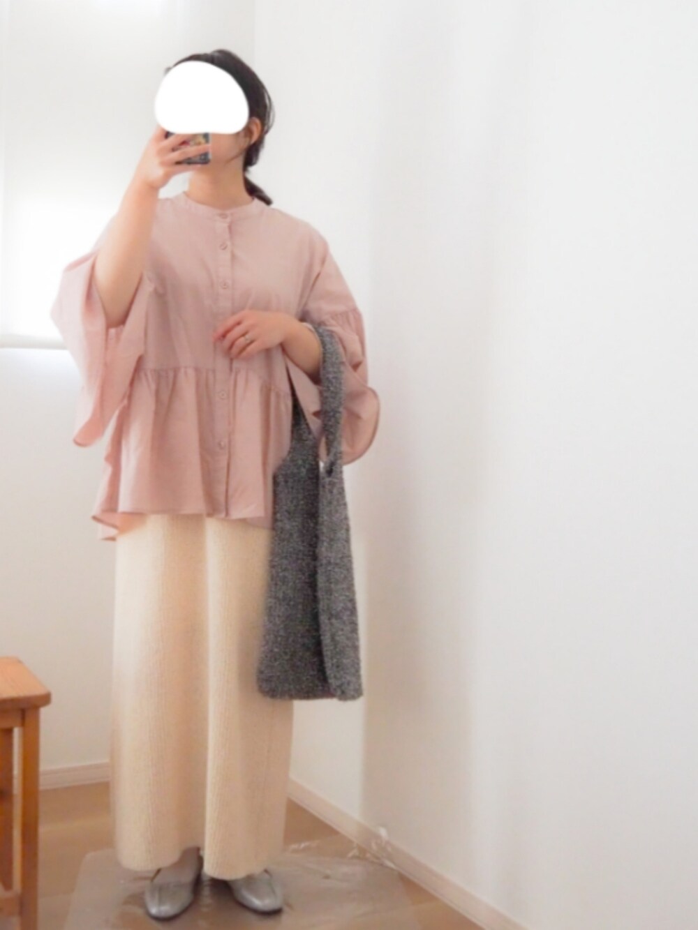 ピンク系のシャツ/ブラウス、ホワイト系のスカート、シルバー系のトートバッグを着用したレディースの春コーディネートの2枚目の写真