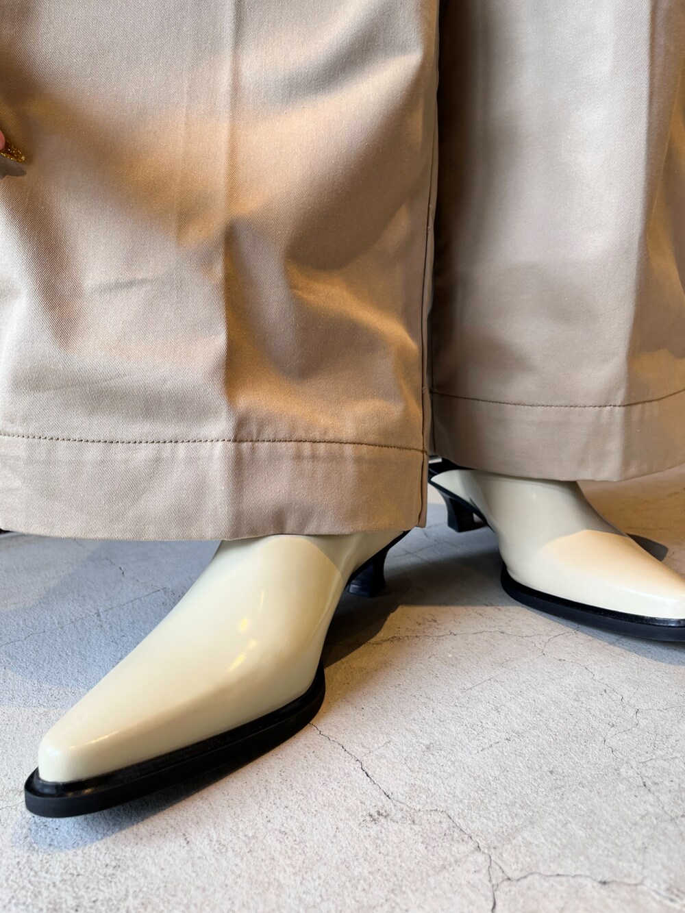 ベージュ系のその他パンツ、ホワイト系のその他シューズ、ホワイト系のショルダーバッグを着用したレディースの春コーディネートの3枚目の写真