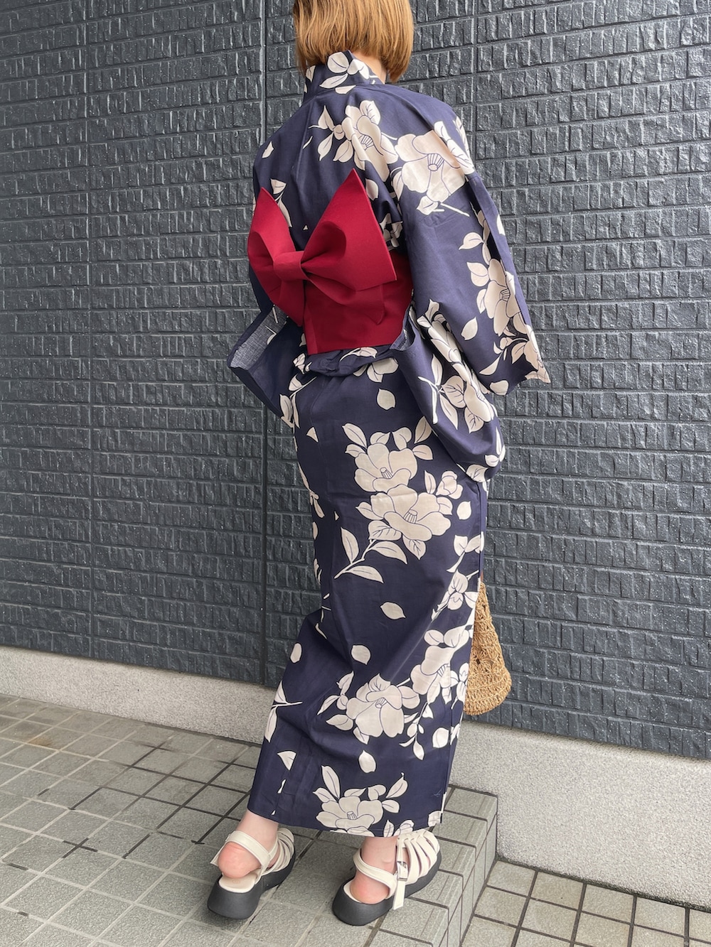 ブラウン系のバッグ、ホワイト系のシューズ、ブルー系の浴衣を着用したレディースの夏コーディネートの3枚目の写真