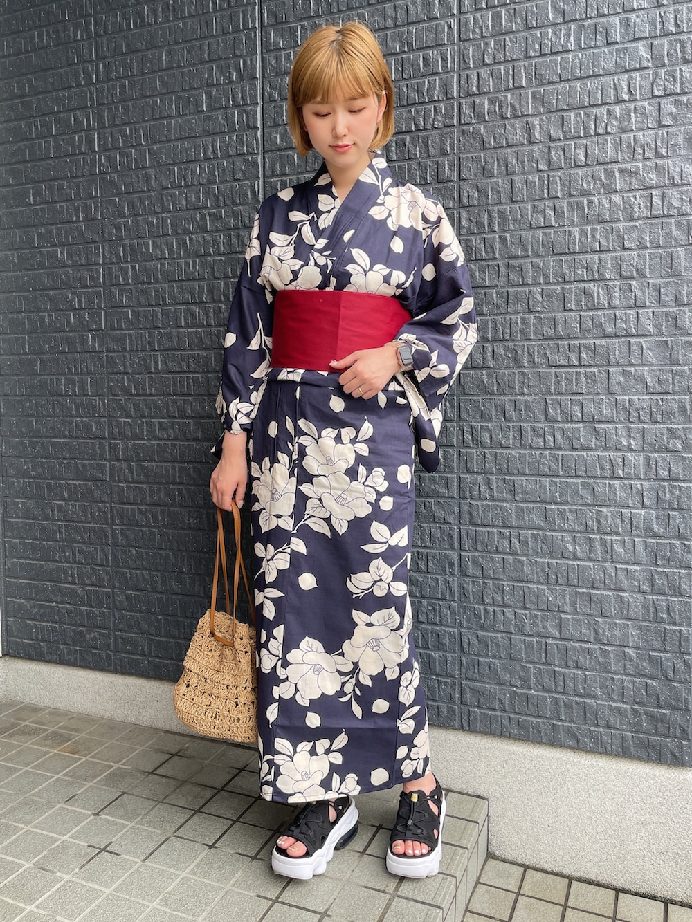ブラウン系のバッグ、ホワイト系のシューズ、ブルー系の浴衣を着用したレディースの夏コーディネートの2枚目の写真