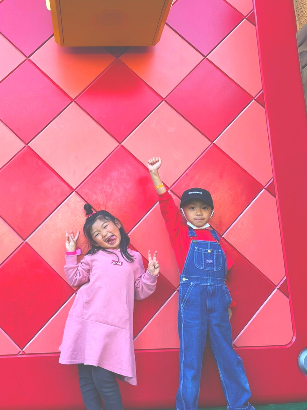 ピンク系のスカート、その他のスリッポン、ブラック系のキャップを着用したキッズの春コーディネートの2枚目の写真