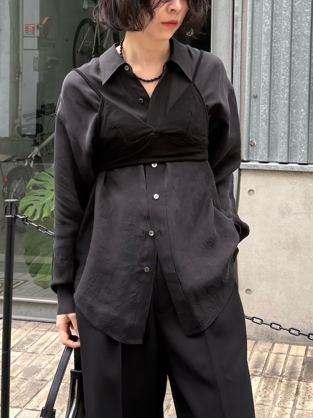 ブラック系のシャツ/ブラウス、ブラック系のその他パンツを着用したレディースの春コーディネートの2枚目の写真