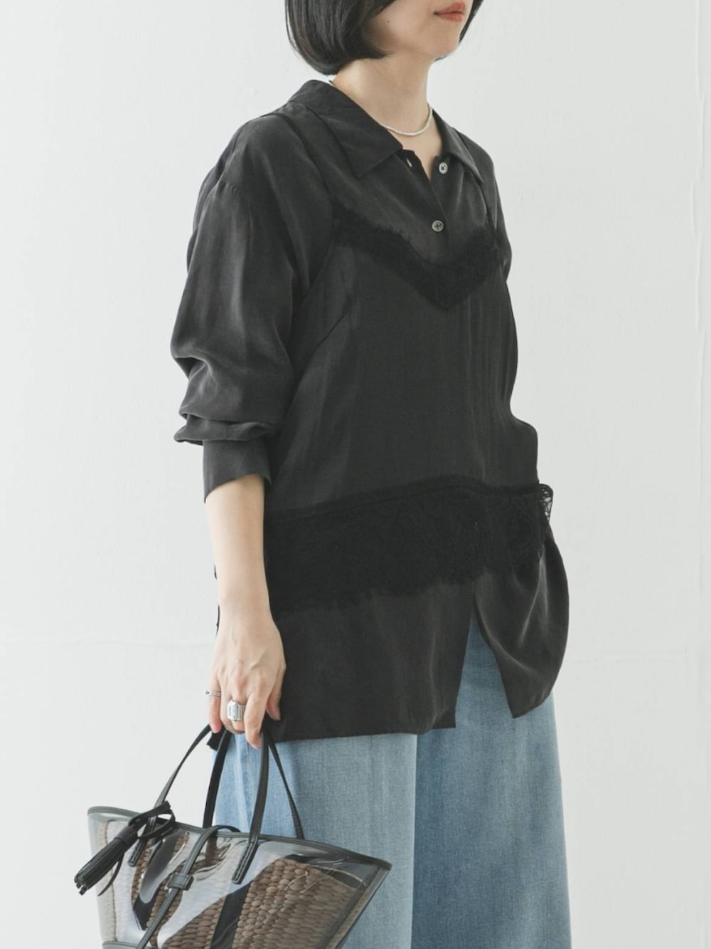 ブラック系のキャミソール、グレー系のシャツ/ブラウス、ブルー系のデニムパンツを着用したレディースの春コーディネートの3枚目の写真