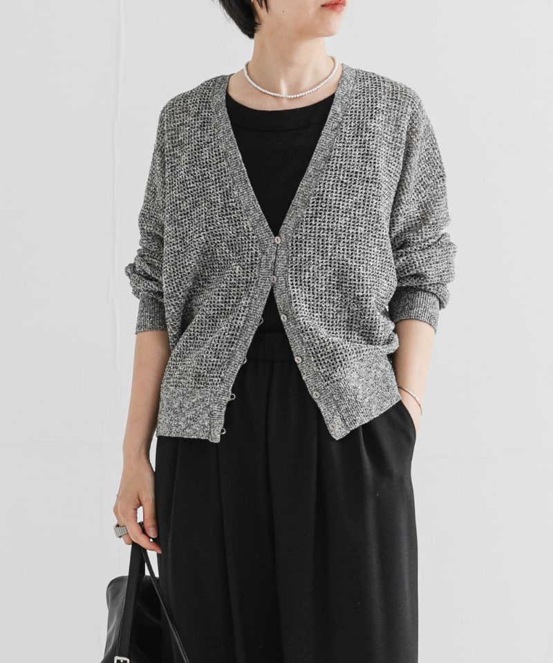 ブラック系のその他パンツ、ブラック系のショルダーバッグ、ブラック系のサンダルを着用したレディースの夏コーディネートの2枚目の写真