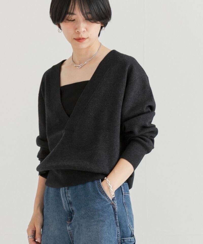 ブラック系のキャミソール、ブルー系のデニムパンツ、グレー系のニット/セーターを着用したレディースの夏コーディネートの3枚目の写真