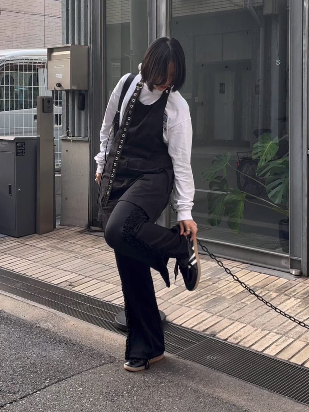 ブラック系のベスト、ブラック系のその他パンツ、ブラック系のスニーカーを着用したレディースの冬コーディネートの3枚目の写真